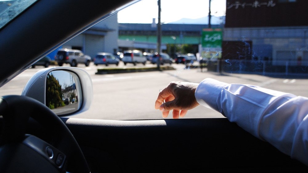 ディーラーが納品車内にてありえない事をした話 馬鹿なのかな ツイナビ