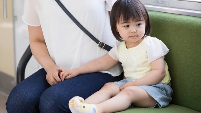 電車内で走る女の子にお母さんがかけた言葉が素敵すぎると話題に 魔法の言葉 娘ができたらやろう など絶賛の声多数 ツイナビ