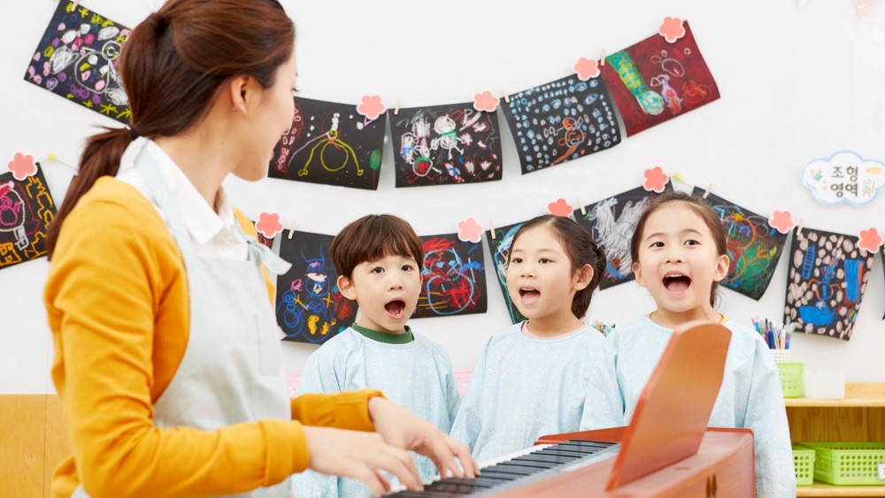 じわじわくる 幸せなら手をたたこうの 幸せなら態度で示そうよ っていう部分怖くない ヤクザかｗ 原曲のニュアンスと変わってる などあらゆる見解 ツイナビ