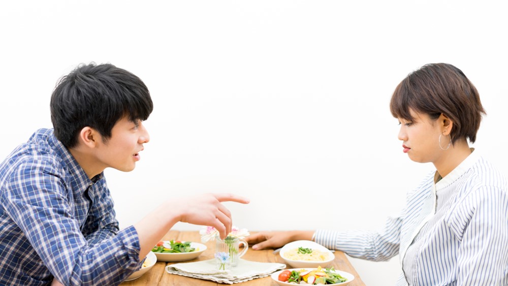 娘が手づかみで胡瓜を食べている時に夫が 箸で食べなさい と注意したので ツイ主が もういいや アホくさ と思ってしまうほど 夫にウンザリな展開に ツイナビ ツイッターの話題まとめ