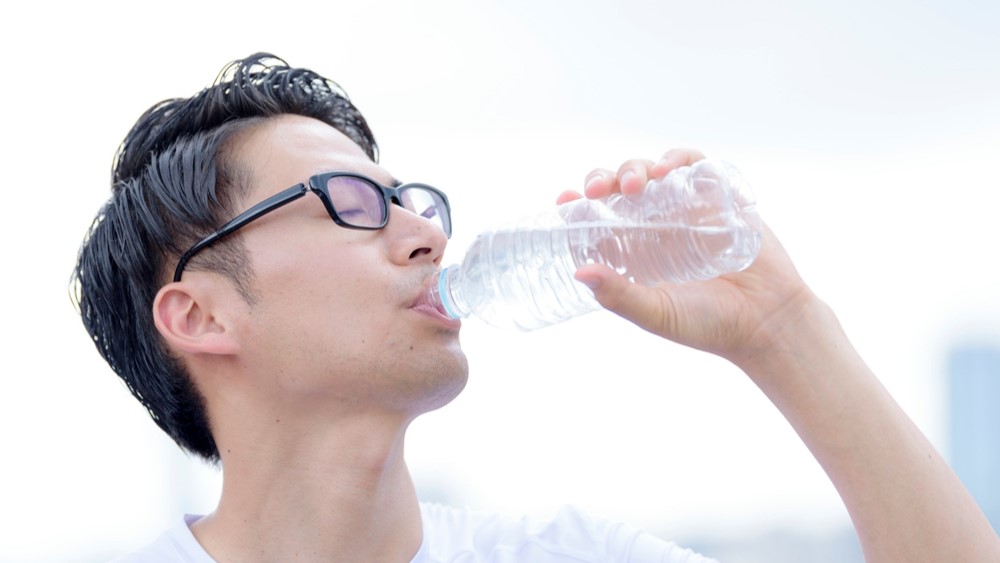 夫は違いのわかる男 天然水のペットボトルに水道水を入れて冷蔵庫に入れてみた まだバレてない ツイナビ