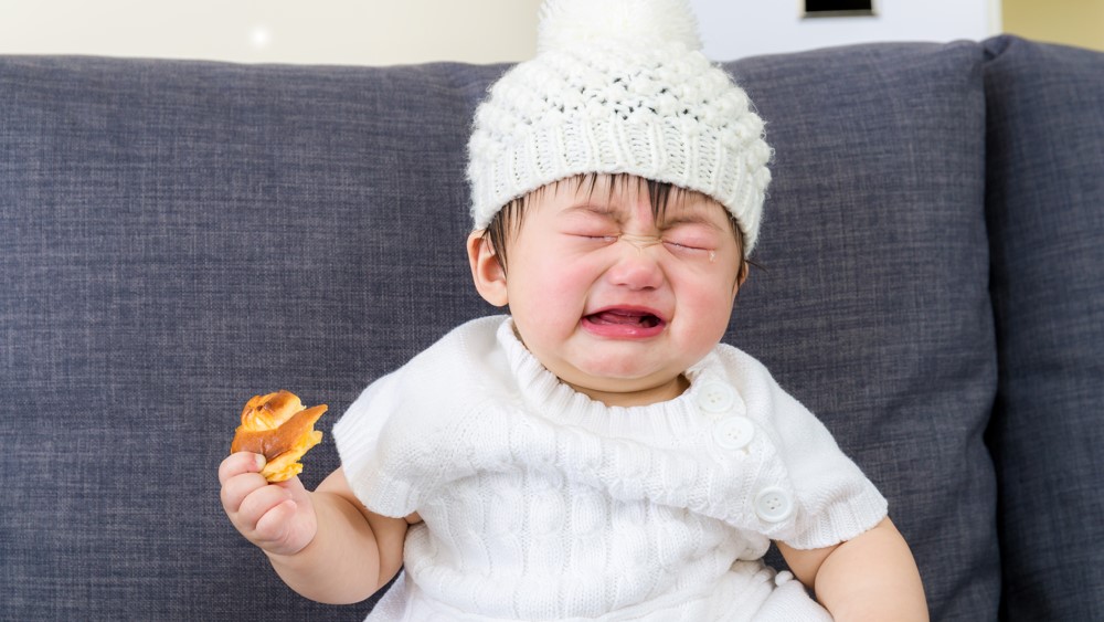 朝食のパンを一口食べるごとに大泣きする１歳を夫婦で心配してたんだけど その理由がコレ 赤ちゃんの着眼点に驚かされる 完全に正しい 敏感な感性 ツイナビ