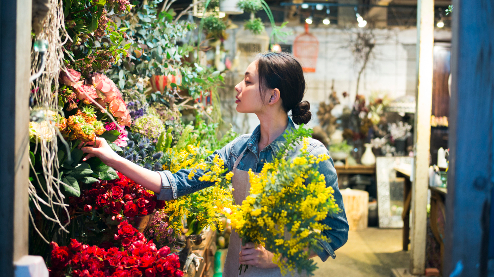 推しカラーの花束って天才では コロナによる歓送会自粛が続いて在庫を抱える花屋を救うオタクのアイデアに絶賛の嵐 絶対買う 腐女子は2色買うから単価2倍 ツイナビ