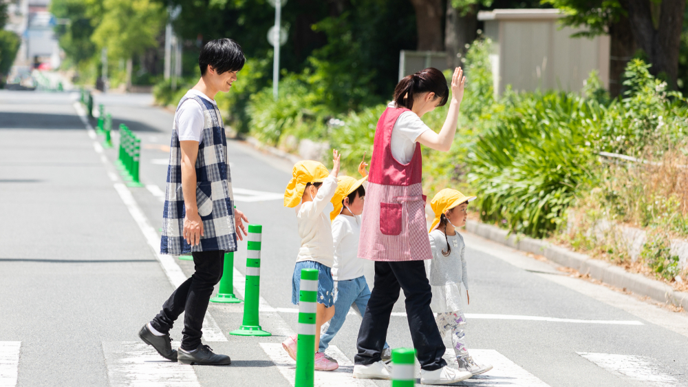 横断歩道で保育士さんに お手て挙げて渡ろうね と言われた園児たちの視線が一斉に俺に注がれて 優しい世界にツイ民ほっこり ツイナビ