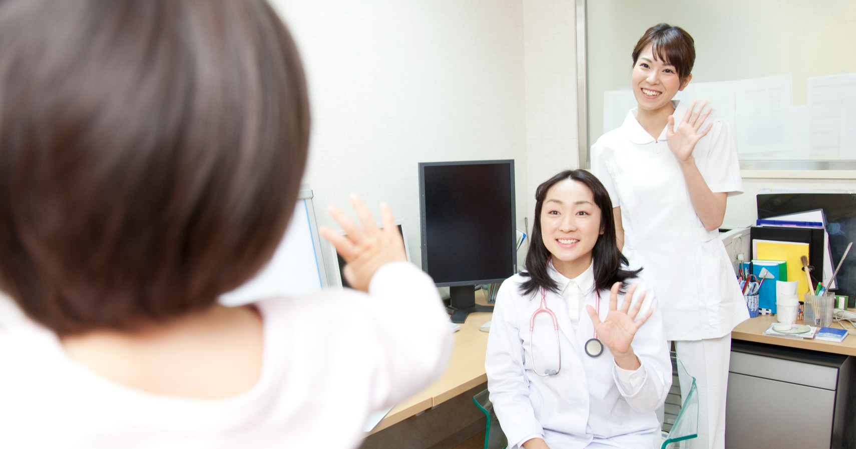 小児科医が診察終わりに バイバイ と手を振るのは 単純に子どもが可愛いからだけではない 実はこんなことも確認していた ツイナビ